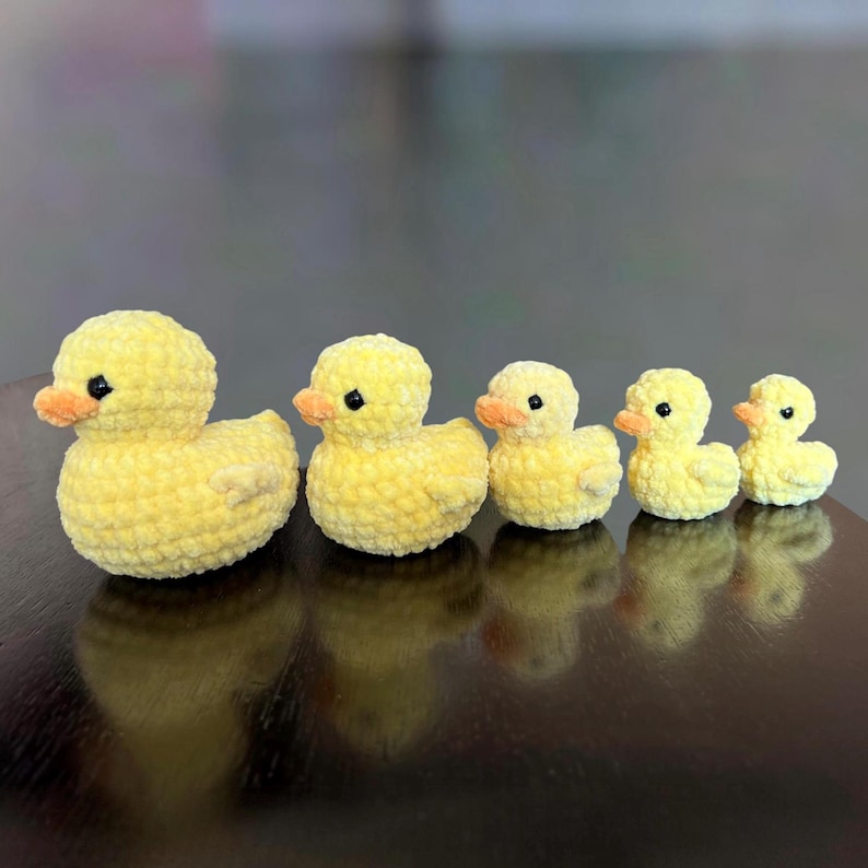 Patrón de ganchillo 5 en 1: pato (5 tamaños - 5 patrones) / Tutorial de amigurumi de patito en PDF (inglés, francés y otros idiomas) / Peluches de Pascua sin costuras imagen 17