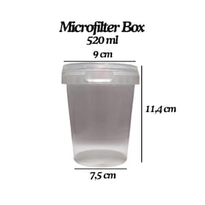 Könnte beinhalten: Eine transparente Microfilter-Box aus Kunststoff mit Deckel. Der Behälter ist 11,4 cm hoch, 9 cm breit und hat einen Durchmesser von 7,5 cm. Der Text "Microfilter Box" und "520 ml" ist auf der Oberseite aufgedruckt.