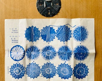 Small, original, patented round knitting loom from the 1960s, complete with leaflet with instructions and photos.