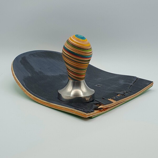 Upcycling Tamper mit 58,5mm Edelstahlbasis und handgedrechseltem Griff aus Skateboards!