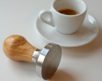 Tamper with a 58.5 mm stainless steel base and hand-turned olive wood handle!