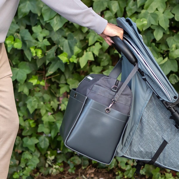 Reisefertiges Umstands-Wickelunterlage-Set komplett mit einem Lederkorb & Wochenend-Tasche