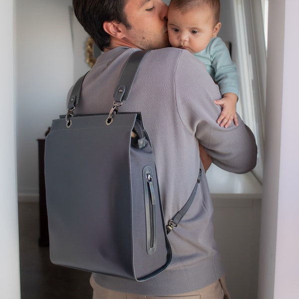 Schöner mittelgroßer Lederrucksack für Rollkoffer. Windeltasche mit Rucksackträgern und Kinderwagenhaken.