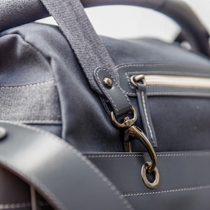 Kinderwagengurte Windeltaschenhaken aus Webband und Leder. Clip-on-and-off-System mit Freisprechfunktion für Eltern, die unterwegs sind.
