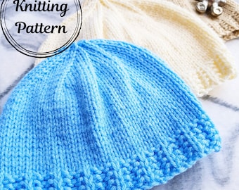 Könnte beinhalten: Drei gestrickte Mützen in verschiedenen Farben: hellblau, creme und beige. Die Mützen sind mit einem einfachen Stichmuster gearbeitet und haben eine abgerundete Krone.
