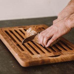 Bread cutting board, oak image 4