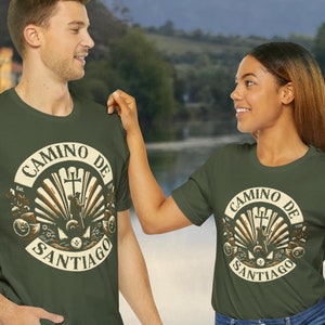 Belo design do caminho de Santiago, Shell Pilgrim Cross, Adventure Tee, Vintage Adventure Tee, Earth Tones Outdoor Trekking camping