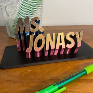 Placa de nombre elegante personalizada, bandeja de nombre personalizada original, hermosa ilusión de texto moderno y amplio, atractivo letrero decorativo para escritorio
