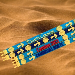Pulsera Camino de Santiago. Brazalete inspirado en azul cobalto con diseño de concha y flecha amarilla: ¡una manera elegante de mostrar su apoyo! A104