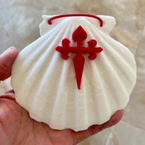 Caminho de Santiago Shell com Cruz de São Tiago. Lembrança de peregrinação. Sua concha do Caminho de Santiago pronta para sua jornada
