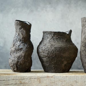 Primitive Keramik Japanische Vase, schwarze minimalistische Wabi Sabi, rohe unglasierte rustikale Keramik