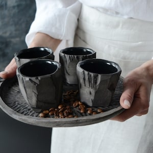 Espressotasse, handgefertigtes Keramik-Kaffeeset, Wabi Sabi Slow Made Kurinuki, japanische Keramik in minimalistischem Schwarz Matt
