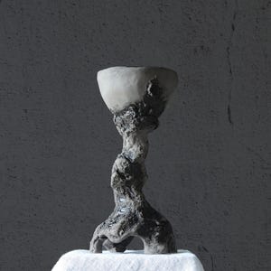 Calice, tazza rustica nera su gamba alta, calice in ceramica per rituali, degustazione di vini o liquori forti, decorazione per bar o cantina, regalo di nozze