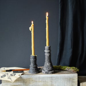 Djärv svart Wabi Sabi keramisk ljusstake, stativ för vanliga ljus, primitiv konstskulptur för hemmet