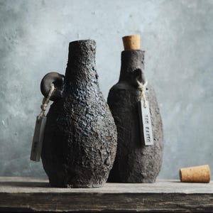 Distributore di salse con etichetta, tappo in sughero e beccuccio, bottiglia rustica in ceramica fatta a mano per olio extravergine di oliva, aceto, soia, salse fatte in casa o bevande alcoliche