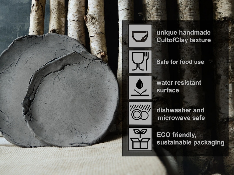 K&ouml;nnte beinhalten: Zwei handgefertigte, graue Keramikplatten mit einzigartiger Textur. Die Teller sind f&uuml;r den Kontakt mit Lebensmitteln geeignet, wasserabweisend und sp&uuml;lmaschinen- und mikrowellengeeignet. Die Verpackung ist umweltfreundlich und nachhaltig.