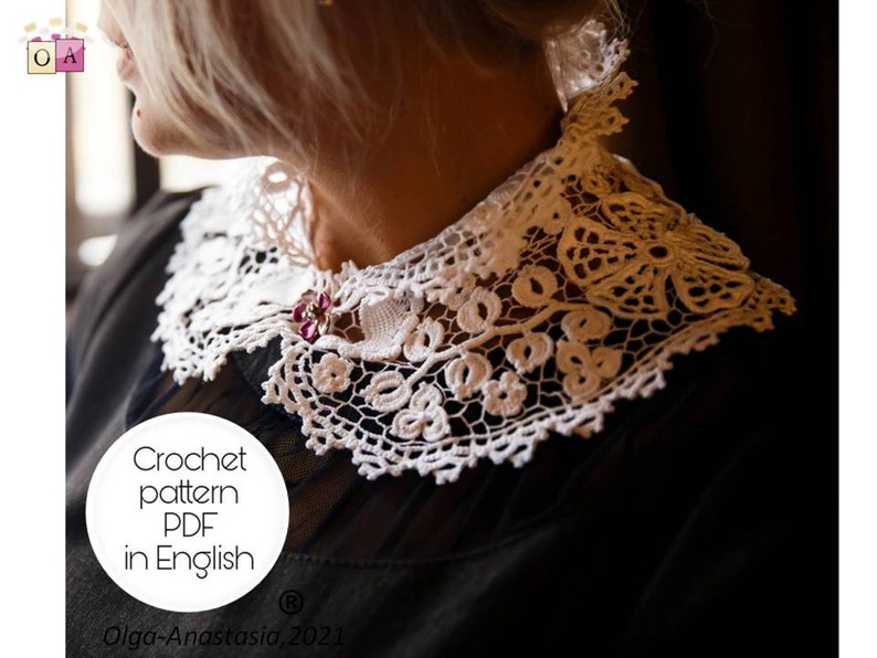 Puede incluir: Collar blanco de crochet con dise&ntilde;o floral. El collar se lleva sobre una blusa negra. El texto "Crochet pattern PDF in English" est&aacute; escrito en blanco sobre un c&iacute;rculo blanco. El texto "Olga-Anastasia, 2021" est&aacute; escrito debajo del c&iacute;rculo.