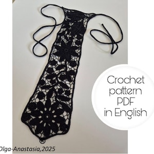 Può includere: Un motivo all'uncinetto nero traforato, con motivi floreali e a foglie. Il motivo ha una forma lunga e sottile con lacci nella parte superiore. L'immagine include il testo "Crochet pattern PDF in English".