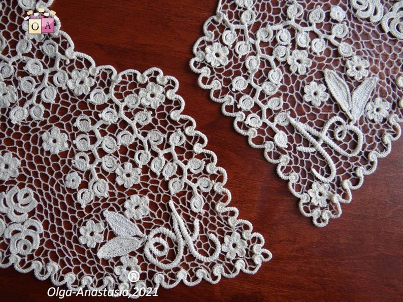 Peut inclure: Deux cols en dentelle crochet&eacute;e blanche avec des motifs floraux. Les cols sont pos&eacute;s sur une surface en bois brun. Le texte "Olga-Anastasia, 2021" est visible en bas de l'image.