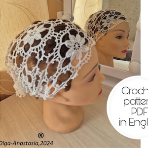 Könnte beinhalten: Weißes Häkelmützenmuster im PDF-Format, in englischer Sprache. Das Muster zeigt ein zartes Blumenmuster.