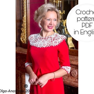 Puede incluir: Una mujer con un vestido rojo y un cuello de ganchillo blanco. El texto "Crochet pattern PDF in English" está en un círculo en la esquina superior derecha de la imagen.