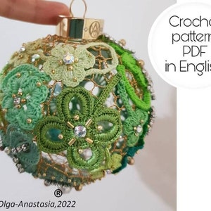 Puede incluir: Adorno de Navidad de ganchillo verde con detalles dorados y pedrería. Patrón de ganchillo PDF en inglés. Olga-Anastasia, 2022.