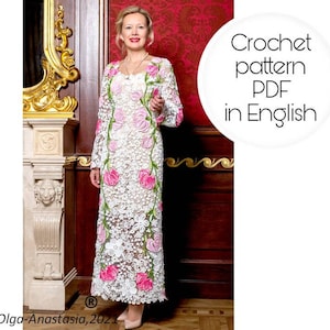 Puede incluir: Un vestido blanco de crochet con rosas rosas y enredaderas verdes. El vestido tiene mangas largas y una falda larga. El vestido lo lleva una mujer de pie frente a una pared roja y dorada. El texto "Crochet pattern PDF in English" está escrito en un círculo blanco en el lado derecho de la imagen. El texto "Olga-Anastasia, 2021" está escrito en la parte inferior de la imagen.