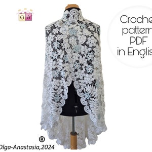 Puede incluir: Un chal de ganchillo blanco con un delicado patrón floral. El chal se muestra en un maniquí. El texto "Crochet pattern PDF in English" es visible en la imagen.