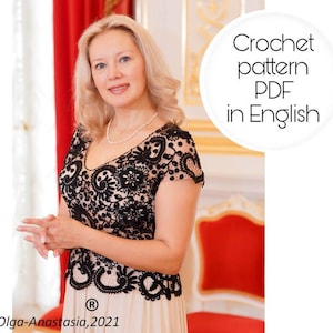 Może przedstawiać: Kobieta w beżowej sukience z czarnymi koronkowymi detalami wykonanymi na szydełku. Obraz zawiera tekst "Crochet pattern PDF in English" i "Olga-Anastasia, 2021".