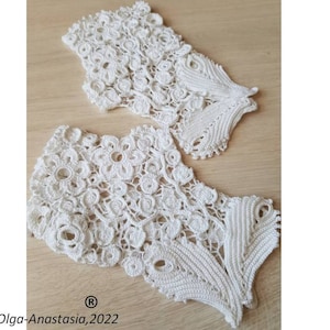 Peut inclure: Deux cols en dentelle crochet&eacute;s blancs avec des motifs floraux complexes. Les cols sont faits de points d&eacute;licats et ont un bord festonn&eacute;.