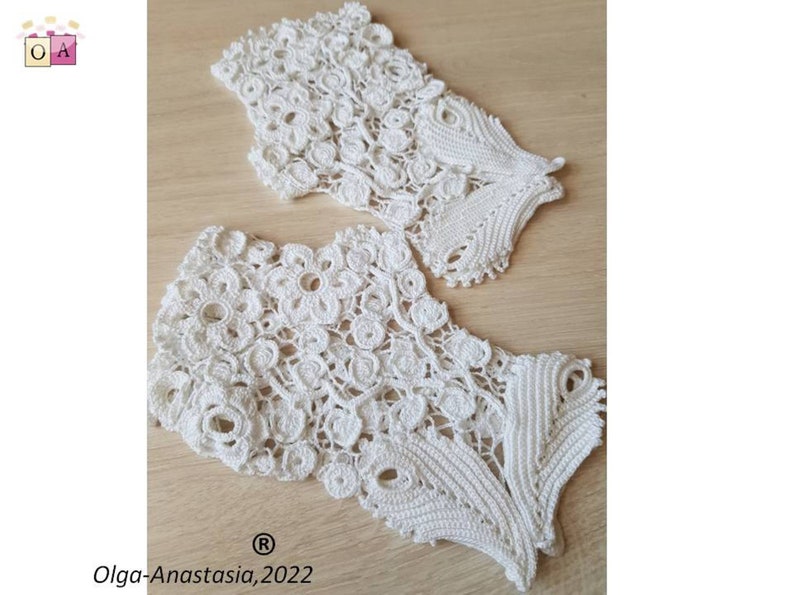 Peut inclure: Deux cols en dentelle crochet&eacute;s blancs avec des motifs floraux complexes. Les cols sont faits de points d&eacute;licats et ont un bord festonn&eacute;.