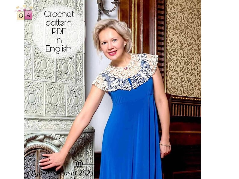 Peut inclure: Une femme portant une robe bleue avec un col en crochet blanc. Le texte "Crochet pattern PDF in English" est visible sur l'image.