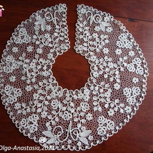 Peut inclure: Collier en dentelle blanche crochet&eacute;e avec un motif floral d&eacute;licat. Le collier est fait de fil fin et a un bord festonn&eacute;. Le collier est une belle pi&egrave;ce de dentelle faite &agrave; la main.