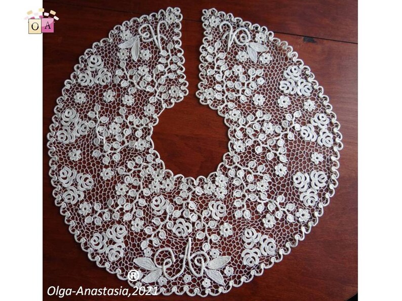 Peut inclure: Collier en dentelle blanche crochet&eacute;e avec un motif floral d&eacute;licat. Le collier est fait de fil fin et a un bord festonn&eacute;. Le collier est une belle pi&egrave;ce de dentelle faite &agrave; la main.
