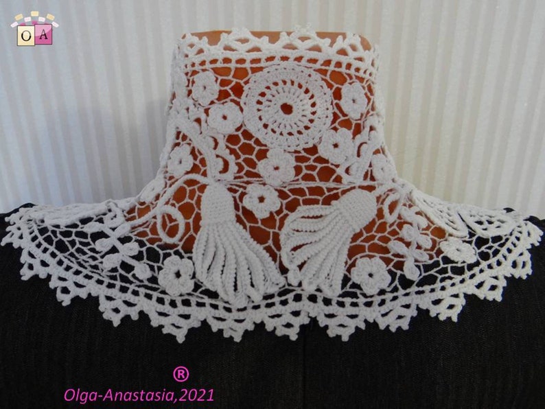 Puede incluir: Collar blanco de ganchillo con un delicado dise&ntilde;o floral y dos borlas. El collar se muestra sobre un fondo negro.
