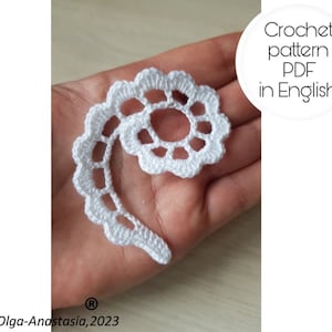 Peut inclure: Modèle de crochet de fleur blanche en format PDF, disponible en anglais. Le motif est présenté sur une main, avec le texte "Crochet pattern PDF in English" et "Olga-Anastasia, 2023" visible.