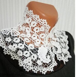 Puede incluir: Collar de encaje blanco tejido a crochet con un delicado patr&oacute;n floral. El collar est&aacute; hecho de hilo fino y tiene una sensaci&oacute;n suave y aireada.