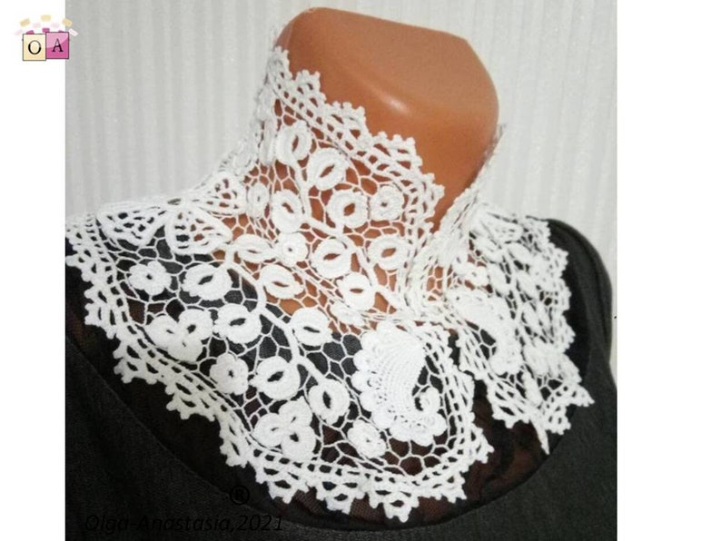 Puede incluir: Collar de encaje blanco tejido a crochet con un delicado patr&oacute;n floral. El collar est&aacute; hecho de hilo fino y tiene una sensaci&oacute;n suave y aireada.