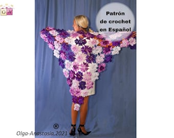 May include: A woman wearing a purple and white crochet shawl with a flower pattern. The shawl is made with a variety of shades of purple and white yarn. The text "Patrón de crochet en Español" is visible in the image.