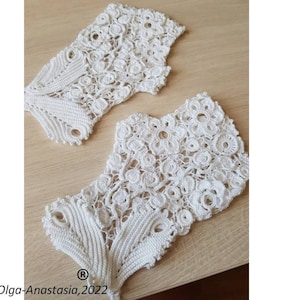 Peut inclure: Deux cols en dentelle crochet&eacute;e blanche avec un motif floral d&eacute;licat. Les cols sont dispos&eacute;s sur une surface en bois.