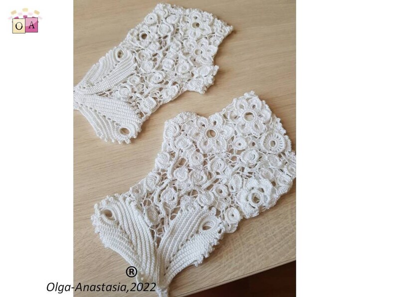 Peut inclure: Deux cols en dentelle crochet&eacute;e blanche avec un motif floral d&eacute;licat. Les cols sont dispos&eacute;s sur une surface en bois.
