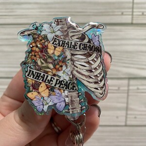 Inspirez la paix, expirez le chaos Bobine d'insigne florale pour cage thoracique et surmatelas - paillettes, infirmière, enseignant, médecin, badge d'identification