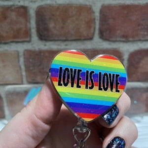 Carretel de distintivo de coração de arco-íris Love is Love: Holographic Glitter Pride Ally
