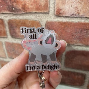Tout d'abord, je suis un délice pour insigne d'opossum - paillettes, infirmière, enseignant, médecin, badge d'identification,