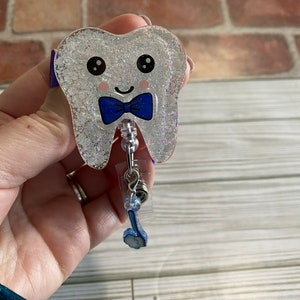 Dent de garçon avec breloque brosse à dents Bobine et surmatelas pour badge - paillettes, infirmière, enseignant, médecin, badge d'identification, dentiste, assistant dentaire, dents