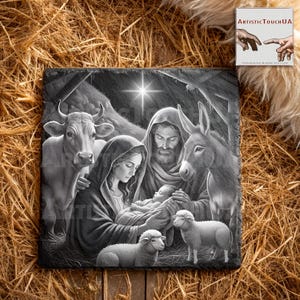 Op de afbeelding: Zwart-wit afbeelding van de kerststal op een leistenen tegel. De afbeelding toont Maria, Jozef en het kindje Jezus, omringd door een koe, ezel en schapen. Een heldere ster schijnt boven de scène. De tegel heeft de tekst "ARTISTICTouchUA".