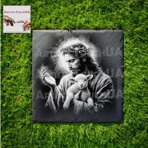 Puede incluir: Imagen en blanco y negro de Jesús sosteniendo un cordero. Jesús lleva una corona de espinas y tiene un halo. La imagen está sobre un fondo de pizarra negra.