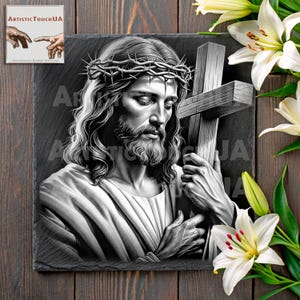 Könnte beinhalten: Schwarzweiß-Illustration von Jesus Christus, der ein Holzkreuz trägt. Er trägt eine Dornenkrone und hat einen traurigen Gesichtsausdruck.