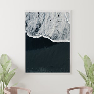 Olas eternas: Arte de pared enmarcado grande de playa de arena negra, decoración costera con impresiones del océano, póster artístico de olas para una decoración elegante del hogar.