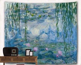 Könnte beinhalten: Eine Wandteppich mit einem Gemälde von Seerosen in einem Teich mit grünen Weidenzweigen, die über das Wasser hängen. Das Gemälde ist in Blautönen, Grün- und Rosatönen gehalten.